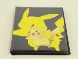 Pokémon kaarten in een verzamelalbum en metalen tins – foto 2 – kavel bij De Kringwinkel, Antwerpen