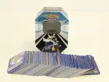 Pokémon kaarten in een verzamelalbum en metalen tins – foto 5 – kavel bij De Kringwinkel, Antwerpen