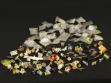 Verzameling diverse pin badges in zakjes – foto 2 – kavel bij De Kringwinkel, Antwerpen