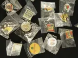 Verzameling diverse pin badges in zakjes – foto 3 – kavel bij De Kringwinkel, Antwerpen