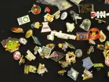 Verzameling diverse pin badges in zakjes – foto 4 – kavel bij De Kringwinkel, Antwerpen