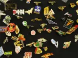 Verzameling diverse pin badges in zakjes – foto 5 – kavel bij De Kringwinkel, Antwerpen
