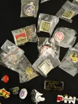 Verzameling diverse pin badges in zakjes – foto 6 – kavel bij De Kringwinkel, Antwerpen