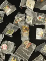 Verzameling diverse pin badges in zakjes – foto 7 – kavel bij De Kringwinkel, Antwerpen