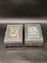 Paar van Indiase spirituele kistjes met reliëfopdruk van Ganesha en Saraswati – foto 2 – kavel bij De Kringwinkel, Gent