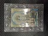 Paar van Indiase spirituele kistjes met reliëfopdruk van Ganesha en Saraswati – foto 12 – kavel bij De Kringwinkel, Gent