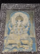 Paar van Indiase spirituele kistjes met reliëfopdruk van Ganesha en Saraswati – foto 13 – kavel bij De Kringwinkel, Gent