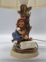 Vintage Goebel Hummel tafellamp ‘Apple Tree Girl’ - model 229 – foto 3 – kavel bij De Kringwinkel, Gent