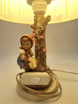 Vintage Goebel Hummel tafellamp ‘Apple Tree Girl’ - model 229 – foto 4 – kavel bij De Kringwinkel, Gent
