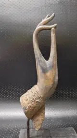 Thais bronzen Boeddha handfragment op houten voet – foto 2 – kavel bij De Kringwinkel, Gent