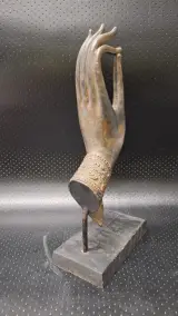 Thais bronzen Boeddha handfragment op houten voet – foto 4 – kavel bij De Kringwinkel, Gent