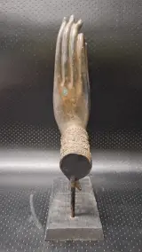 Thais bronzen Boeddha handfragment op houten voet – foto 5 – kavel bij De Kringwinkel, Gent