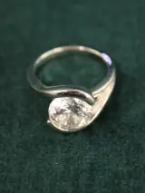 Sterling zilveren ring met heldere gefacetteerde steen – foto 2 – kavel bij De Kringwinkel, Antwerpen