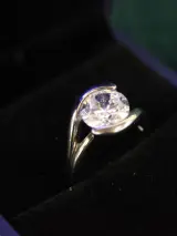 Sterling zilveren ring met heldere gefacetteerde steen – foto 5 – kavel bij De Kringwinkel, Antwerpen