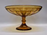 Art-Deco fruitschaal op voet in amberkleurig persglas – foto 2 – kavel bij De Kringwinkel, Gent