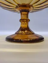 Art-Deco fruitschaal op voet in amberkleurig persglas – foto 5 – kavel bij De Kringwinkel, Gent