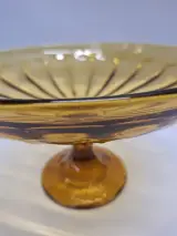 Art-Deco fruitschaal op voet in amberkleurig persglas – foto 7 – kavel bij De Kringwinkel, Gent