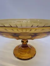 Art-Deco fruitschaal op voet in amberkleurig persglas – foto 9 – kavel bij De Kringwinkel, Gent