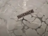 Handgeblazen designvaas in Murano stijl met wit spikkelpatroon – foto 10 – kavel bij De Kringwinkel, Gent