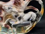 Keramiekkunstwerk van paarden met parelmoerglazuur – foto 3 – kavel bij De Kringwinkel, Gent