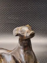 Bronzen beeldje van een liggende windhond in Art-Deco stijl – foto 5 – kavel bij De Kringwinkel, Gent
