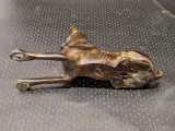 Bronzen beeldje van een liggende windhond in Art-Deco stijl – foto 7 – kavel bij De Kringwinkel, Gent