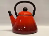 Originele Le Creuset Kone fluitketel in de kleur oranjerood – foto 2 – kavel bij De Kringwinkel, Gent