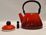 Originele Le Creuset Kone fluitketel in de kleur oranjerood – foto 3 – kavel bij De Kringwinkel, Gent