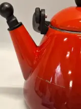 Originele Le Creuset Kone fluitketel in de kleur oranjerood – foto 5 – kavel bij De Kringwinkel, Gent