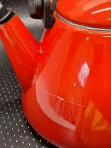 Originele Le Creuset Kone fluitketel in de kleur oranjerood – foto 8 – kavel bij De Kringwinkel, Gent