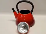 Originele Le Creuset Kone fluitketel in de kleur oranjerood – foto 10 – kavel bij De Kringwinkel, Gent