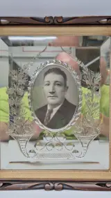 Spiegelfotolijsten met metalen reliëf en portretten – foto 7 – kavel bij De Kringwinkel, Gent