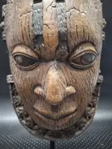 Set van 2 decoratieve tribale maskers in resin op metalen sokkel – foto 2 – kavel bij De Kringwinkel, Gent