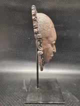 Set van 2 decoratieve tribale maskers in resin op metalen sokkel – foto 12 – kavel bij De Kringwinkel, Gent