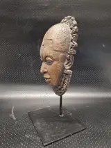 Set van 2 decoratieve tribale maskers in resin op metalen sokkel – foto 13 – kavel bij De Kringwinkel, Gent