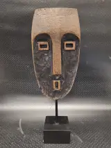 Set van 2 decoratieve tribale maskers in resin op metalen sokkel – foto 3 – kavel bij De Kringwinkel, Gent