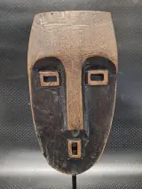 Set van 2 decoratieve tribale maskers in resin op metalen sokkel – foto 4 – kavel bij De Kringwinkel, Gent
