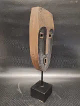 Set van 2 decoratieve tribale maskers in resin op metalen sokkel – foto 5 – kavel bij De Kringwinkel, Gent