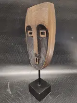 Set van 2 decoratieve tribale maskers in resin op metalen sokkel – foto 8 – kavel bij De Kringwinkel, Gent