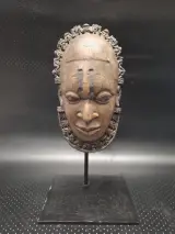 Set van 2 decoratieve tribale maskers in resin op metalen sokkel – foto 9 – kavel bij De Kringwinkel, Gent