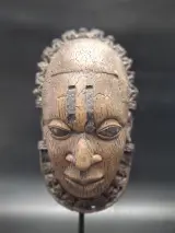 Set van 2 decoratieve tribale maskers in resin op metalen sokkel – foto 10 – kavel bij De Kringwinkel, Gent