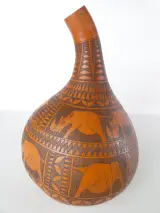 Handgesneden Afrikaanse Kalebasvaas met olifantenmotief – foto 2 – kavel bij De Kringwinkel, Heverlee