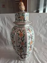 Decoratieve keramische vaas met deksel – kavel bij De Kringwinkel, Ieper