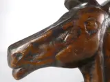 Bronzen paardenhoofd op voetstuk – foto 2 – kavel bij De Kringwinkel, Heverlee