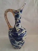 Decoratieve blauwe en gouden keramische vaas met handvat – kavel bij De Kringwinkel, Ieper