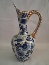 Decoratieve blauwe en gouden keramische vaas met handvat – foto 2 – kavel bij De Kringwinkel, Ieper