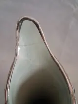 Decoratieve blauwe en gouden keramische vaas met handvat – foto 3 – kavel bij De Kringwinkel, Ieper