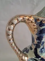 Decoratieve blauwe en gouden keramische vaas met handvat – foto 5 – kavel bij De Kringwinkel, Ieper