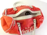 Rode Coca-Cola sporttas met witte accenten – foto 4 – kavel bij De Kringwinkel, Heverlee