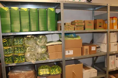 Disposables in 10 schappen waaronder houten bestek, zakken, bekers en bakjes – kavel bij HNVI, Eindhoven